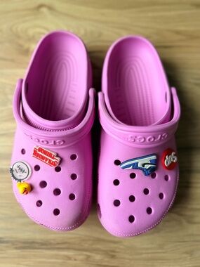 CROCS  Pink Classic Clog with Fun Jibbitz Men’s 7 Women’s 9
